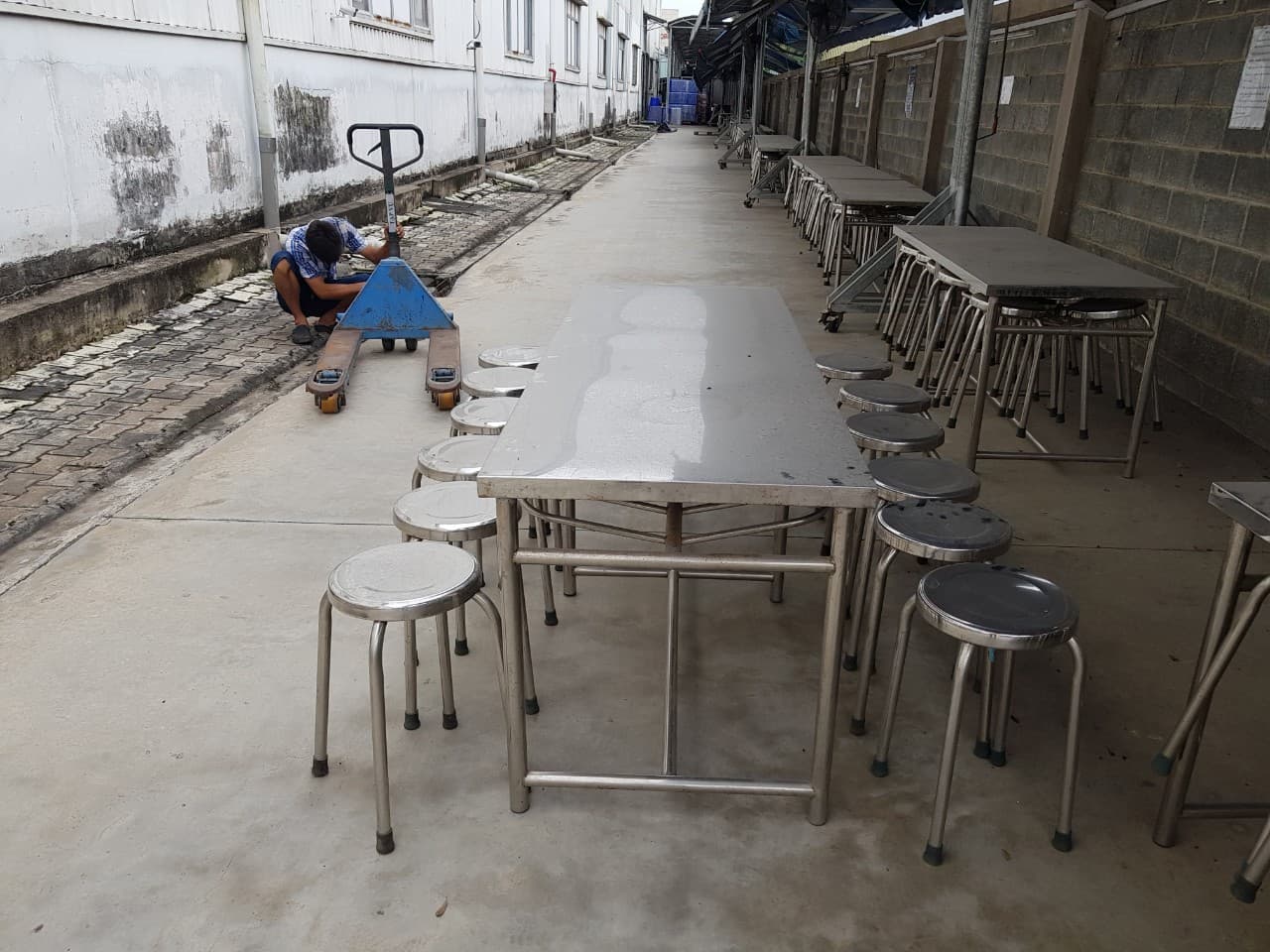 ban-ghe-inox-cho-nha-an-can-tin